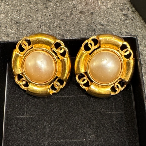 CHANEL Jewelry - Elegant Chanel Gold-Tone Clip-on Earrings